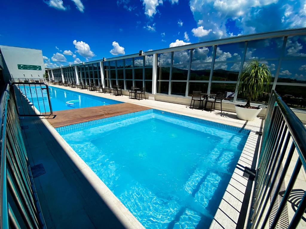 Bazén v ubytování Hotel Rainha do Brasil nebo v jeho okolí