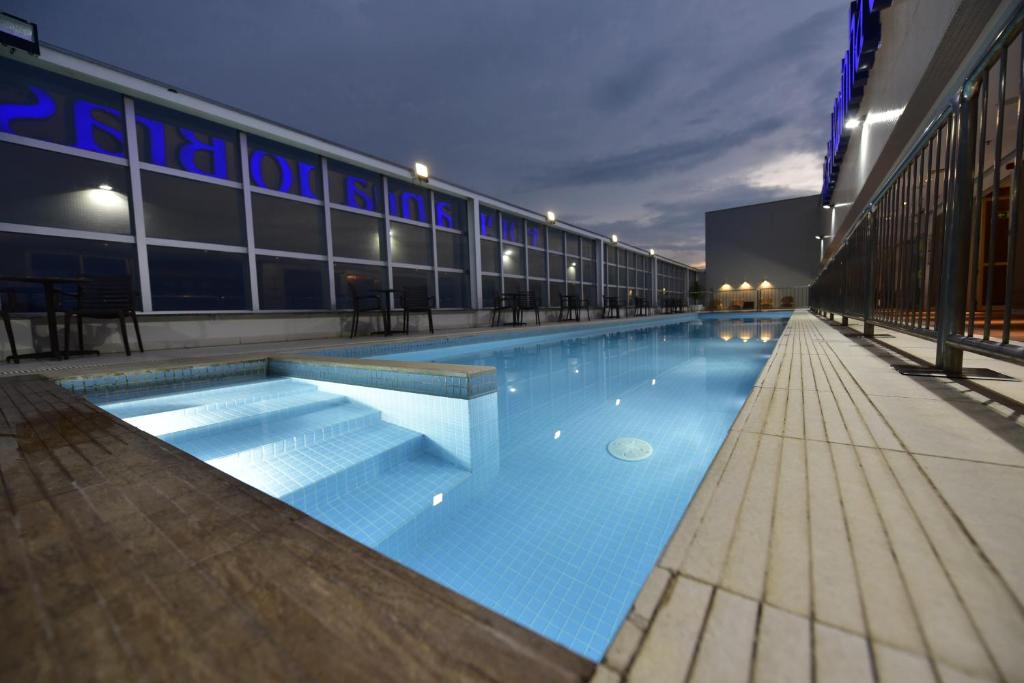 Bazén v ubytování Hotel Rainha do Brasil nebo v jeho okolí
