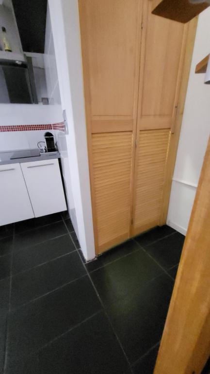Kuchyň nebo kuchyňský kout v ubytování Gîte maisonnette- Et à côté coule une rivière