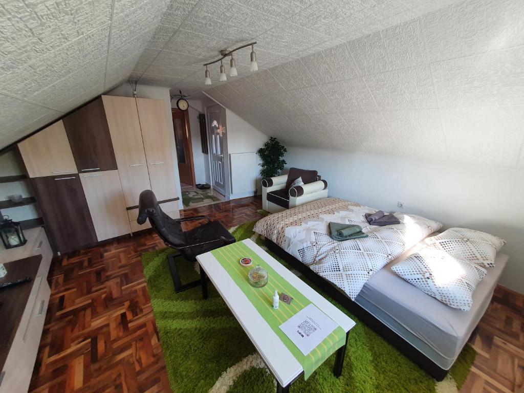 Un dormitorio con una cama y una mesa. en Fortress apartments Niš, en Niš