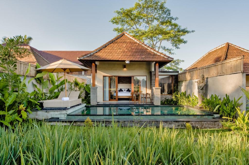 una foto di una villa con piscina di Poka Villa & Spa ad Ubud