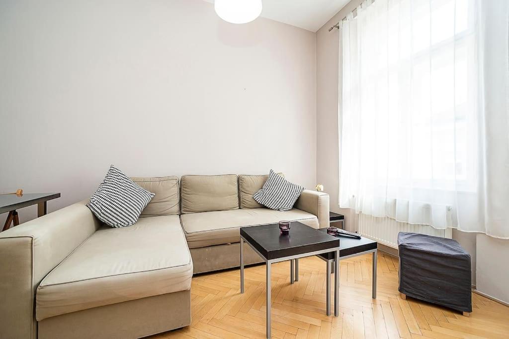 Posedenie v ubytovaní Cozy and sunny apartment in uptown