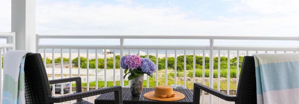 Balkón nebo terasa v ubytování La Mer Beachfront Resort