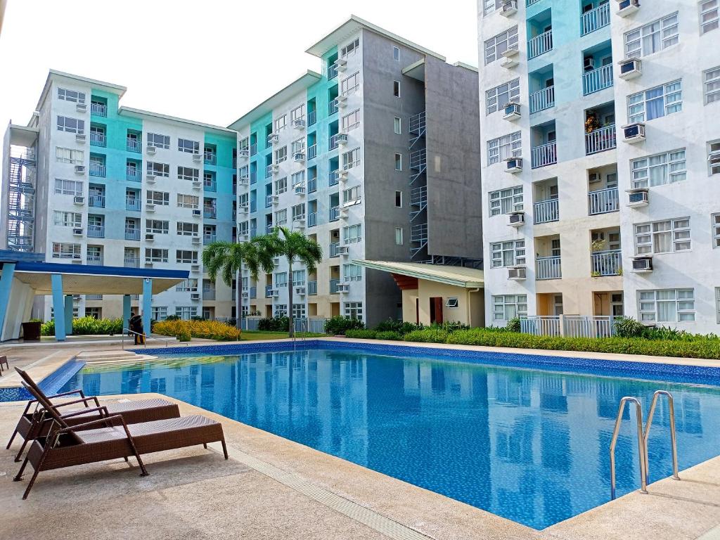 Bazén v ubytování Spacious 36sqm Studio with 65" TV Netflix Karaoke and Pool Access Near Airport and Samal Ferry nebo v jeho okolí