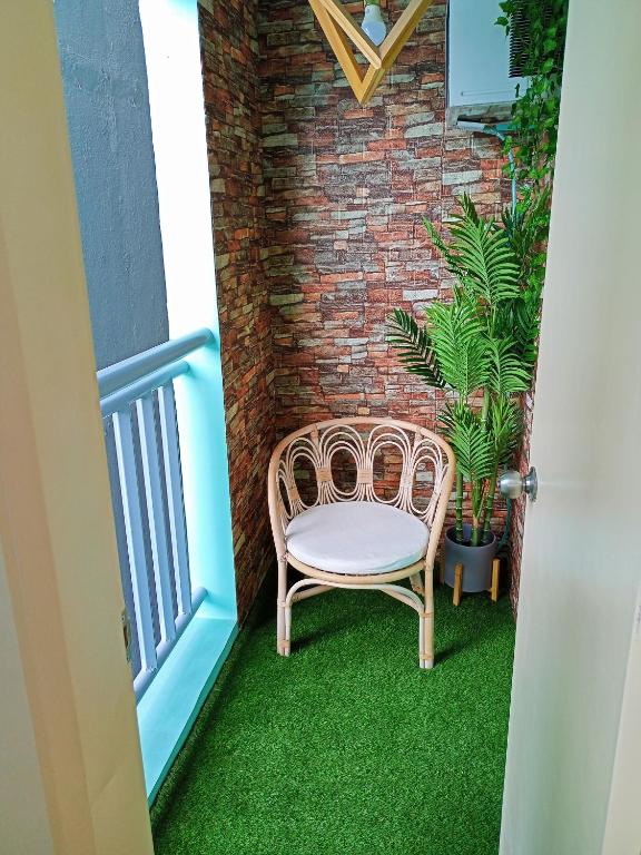 Posezení v ubytování Spacious 36sqm Studio with 65" TV Netflix Karaoke and Pool Access Near Airport and Samal Ferry