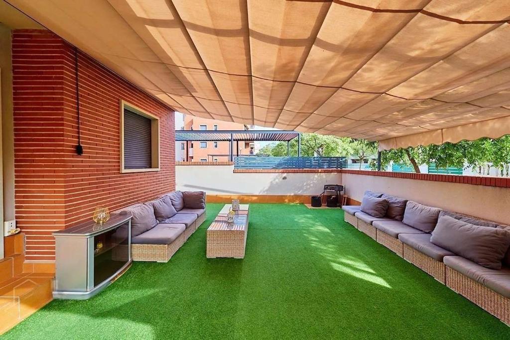 - un salon avec un canapé et une télévision dans l'établissement Ca Martina I Apartamento ideal con gran terraza cerca del mar, à Santa Pola