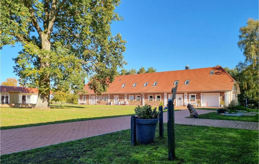 a large building with a tree in front of it at Amazing Apartment In Passow Ot Charlottenho With Lake View in Zahren