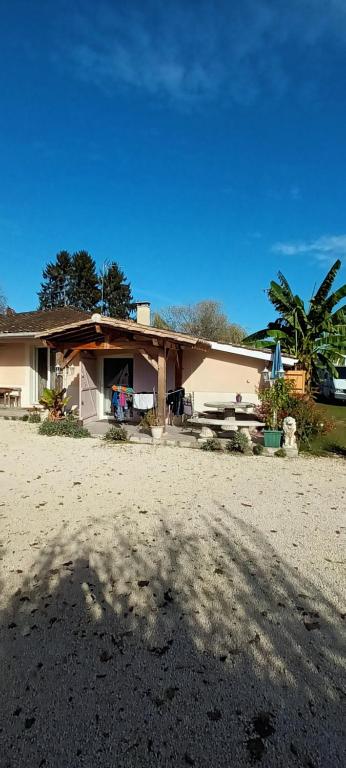une maison avec un palmier devant dans l'établissement Logement T2 Indépendant meublé RDC, à Saint-Avit-Saint-Nazaire