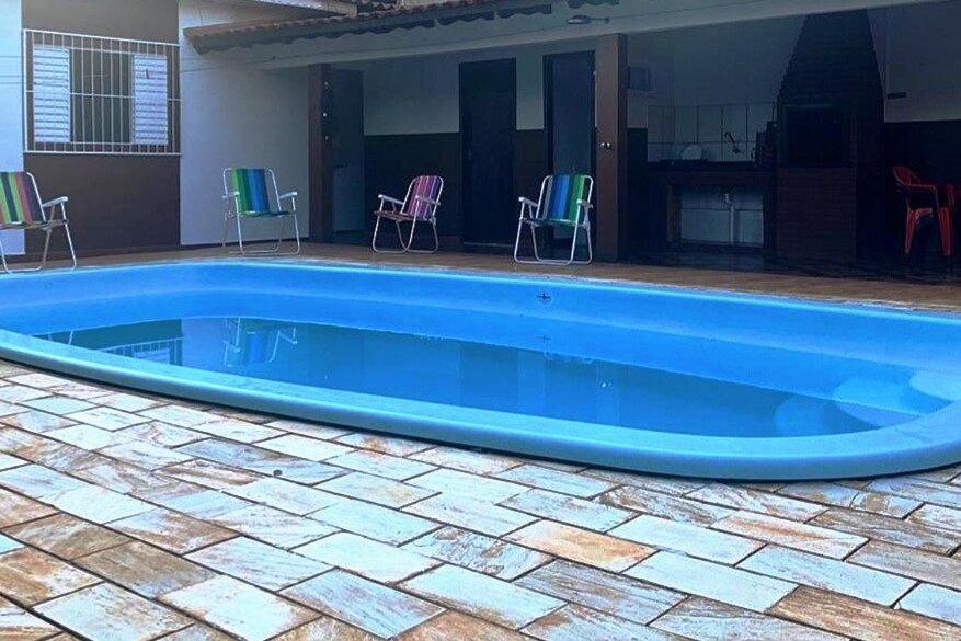 Der Swimmingpool an oder in der Nähe von Regina Houses Sua casa na Terra das Cataratas