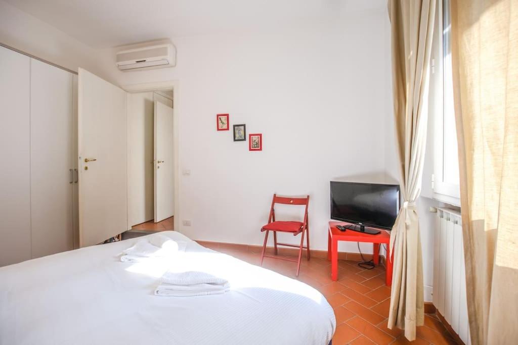 Televízia a/alebo spoločenská miestnosť v ubytovaní Nice Apartment Near Ponte Vecchio