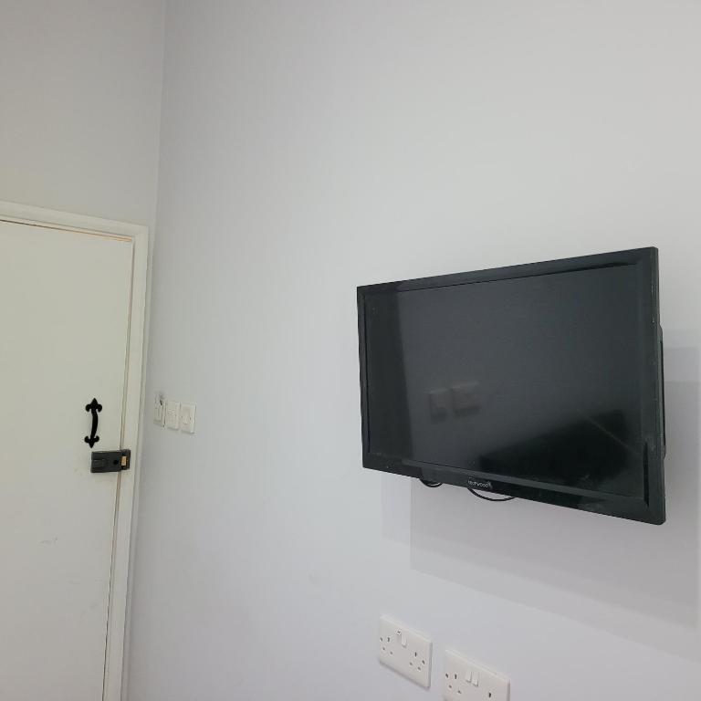 TV a/nebo společenská místnost v ubytování Argyle Square Hotel