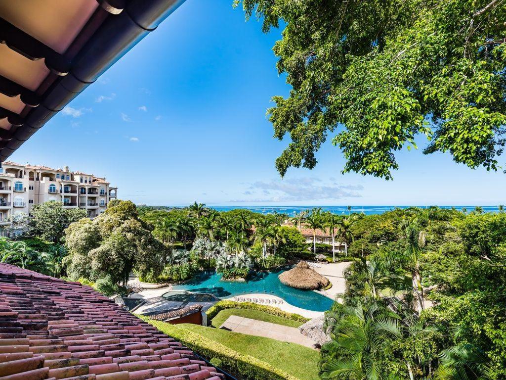 - une vue sur un complexe avec une piscine dans l'établissement El Diria 301 Penthouse- Ocean View 3 Bedroom Condo, à Tamarindo