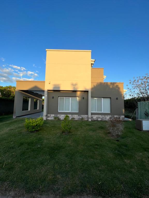 una casa con un gran patio delante de ella en Las Calandrias en Monte Hermoso