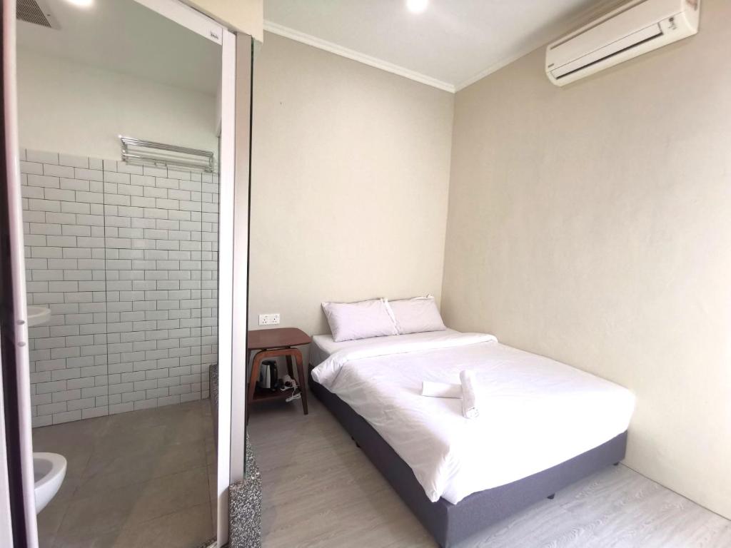 Postel nebo postele na pokoji v ubytování Maco Inn Century @Johor Bahru