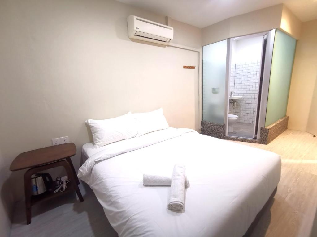 Postel nebo postele na pokoji v ubytování Maco Inn Century @Johor Bahru