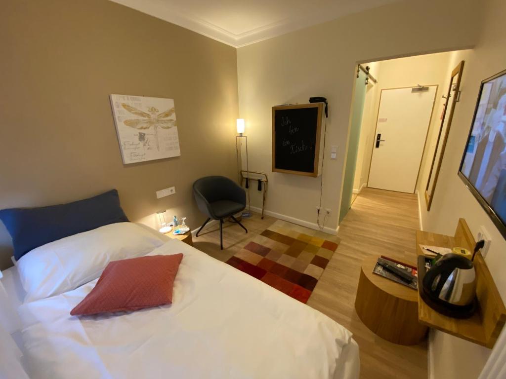 Postel nebo postele na pokoji v ubytování Hotel Hessischer Hof