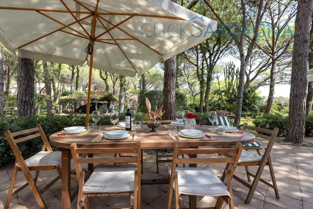Ogród w obiekcie Villa right on the beach a Santa Margherita di Pula for 12 people