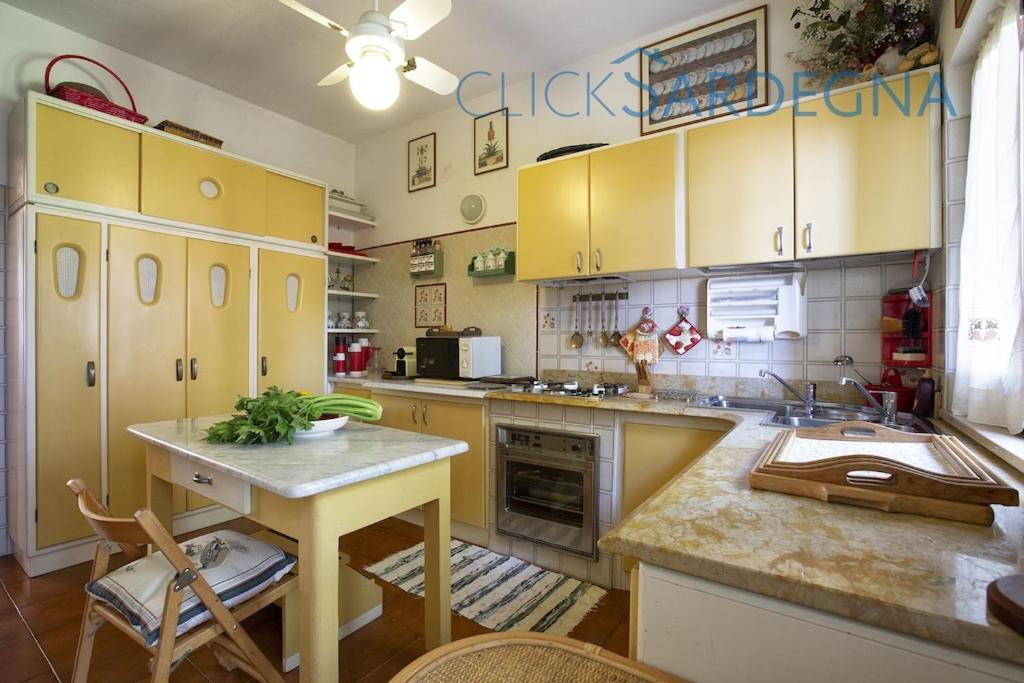 Kuchnia lub aneks kuchenny w obiekcie Villa right on the beach a Santa Margherita di Pula for 12 people