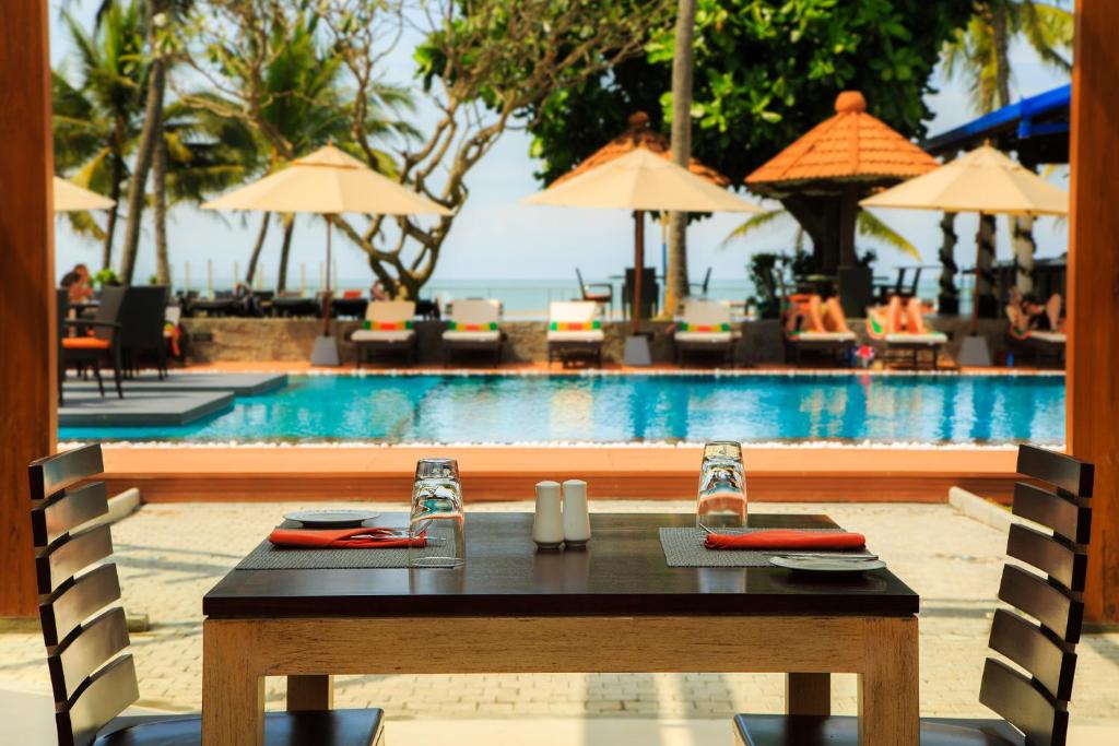 Bazén v ubytování Camelot Beach Hotel nebo v jeho okolí