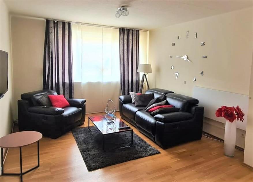 un soggiorno con 2 divani in pelle nera e un tavolo di Apartment Hof-Bayern a Hof