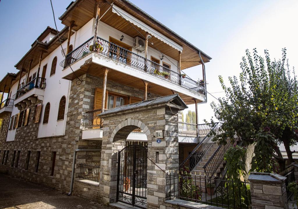 ein Gebäude mit einem Balkon und einem Tor in der Unterkunft Georgia's GuestHouse in Kastoria