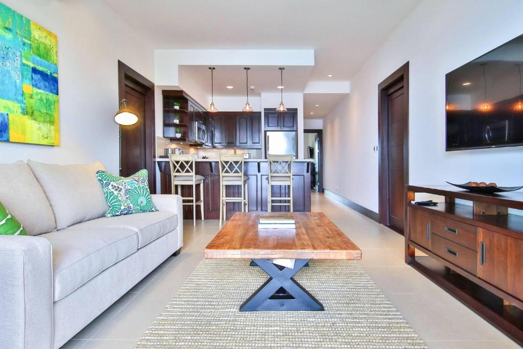 uma sala de estar com um sofá e uma mesa em 360 Splendor 205-Ocean View Condo-Breakfast Included! em Playa Flamingo