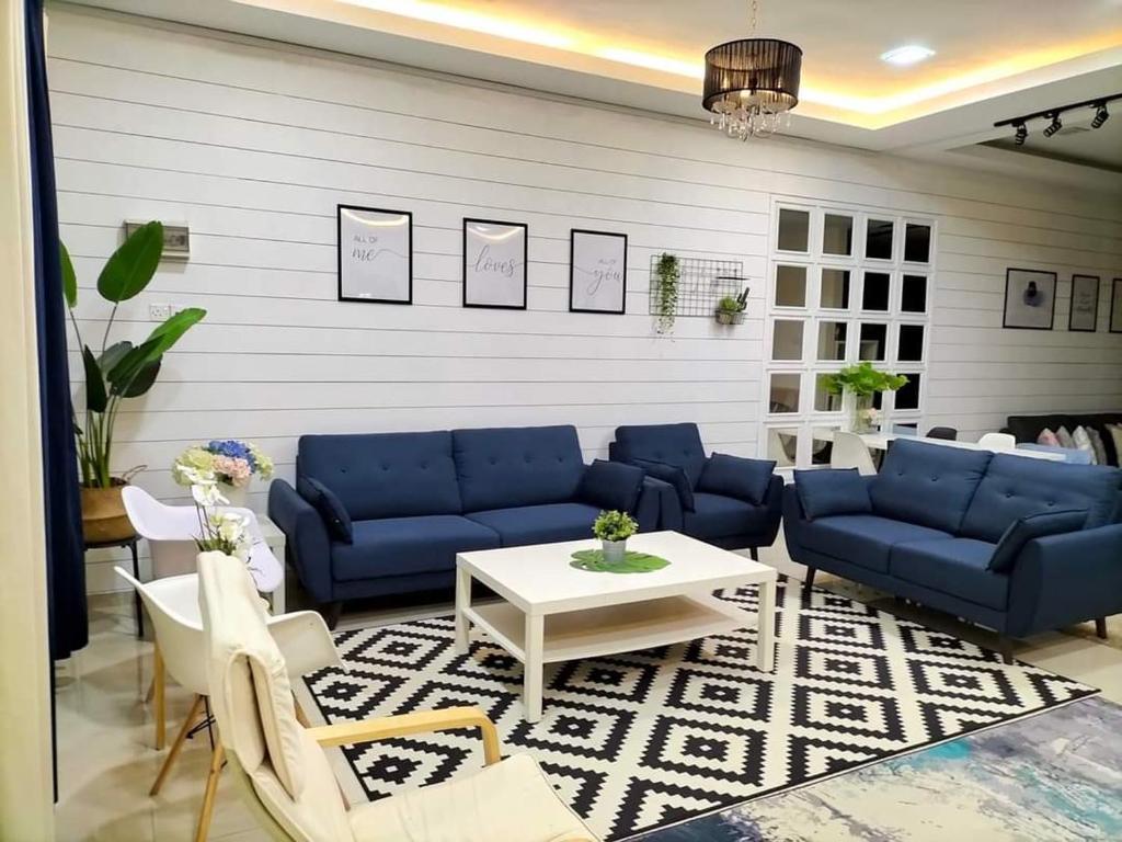 スガマッにあるQaseh Guest House - for Malay onlyのリビングルーム(青いソファ、テーブル付)