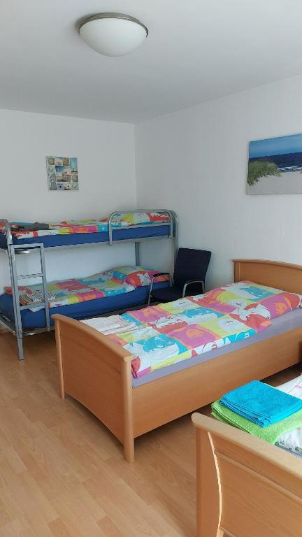 Cette chambre comprend 2 lits superposés. dans l'établissement Ferienwohnung Julechka, à Bremerhaven