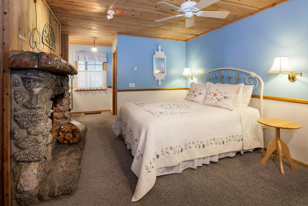 Voodi või voodid majutusasutuse Idyllwild Inn toas