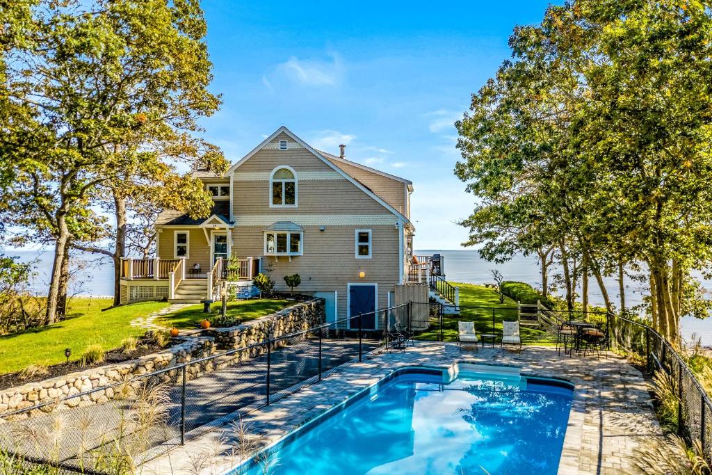 een huis met een zwembad voor een huis bij Seaside Serenade in Nameloc Heights