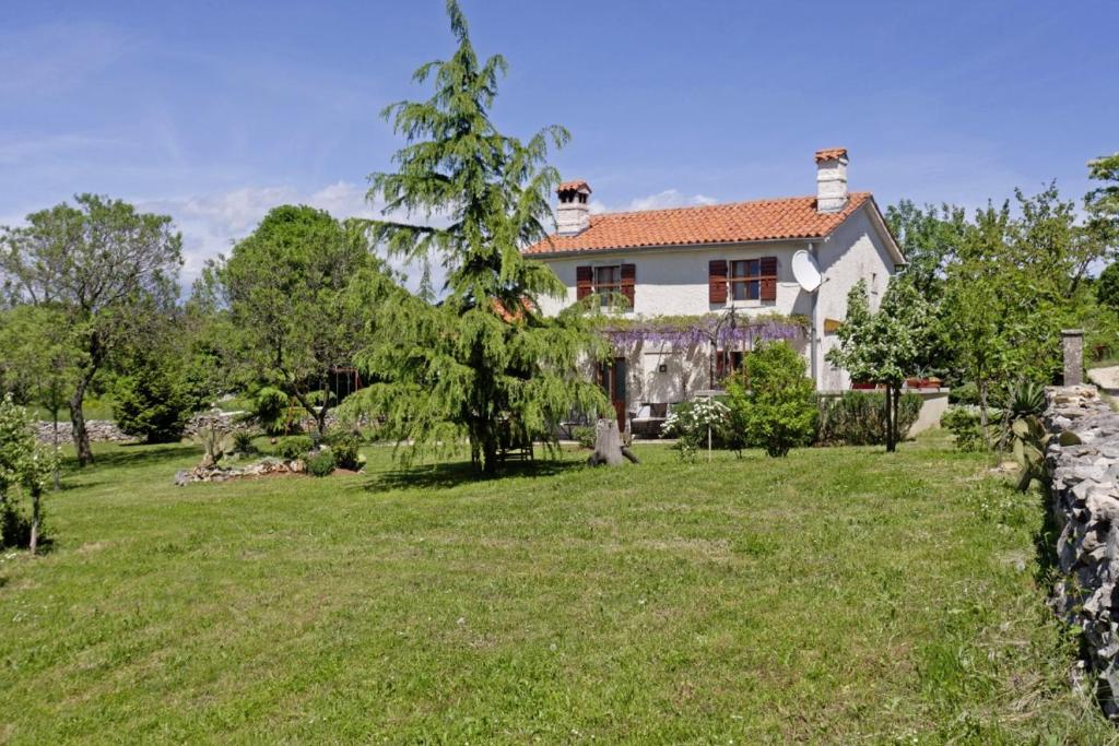 Ogród w obiekcie Marija-Lorena in Gora Glušići - Haus für 4 Personen