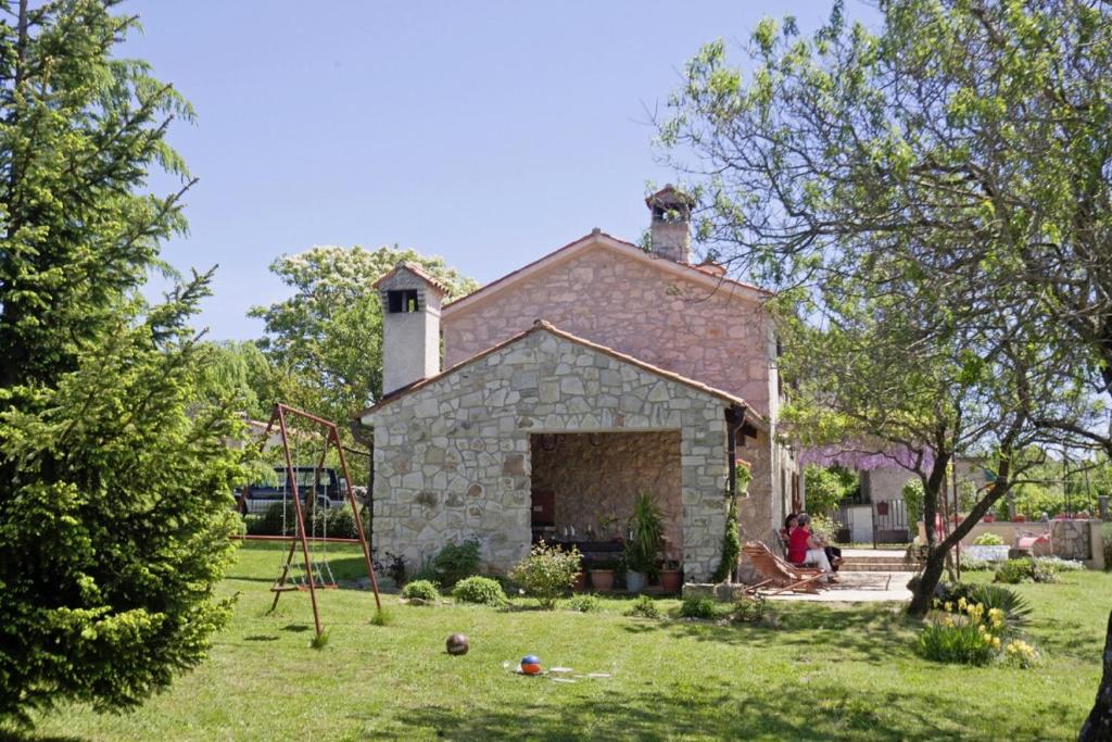 Ogród w obiekcie Marija-Lorena in Gora Glušići - Haus für 4 Personen