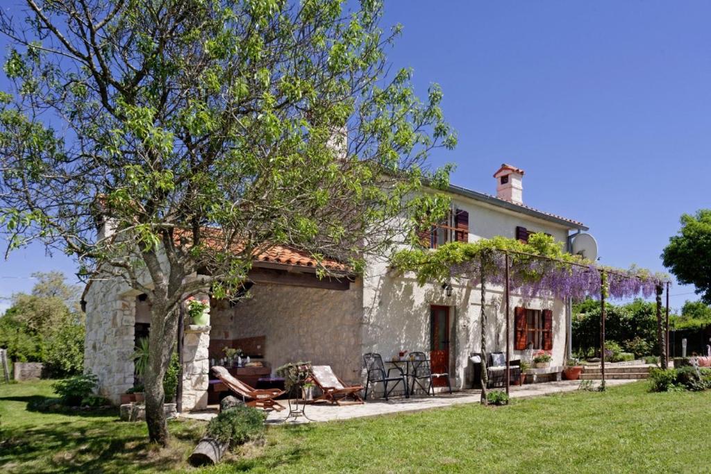 Ogród w obiekcie Marija-Lorena in Gora Glušići - Haus für 4 Personen