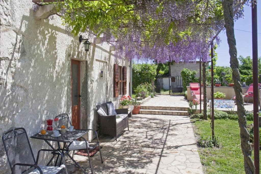 Ogród w obiekcie Marija-Lorena in Gora Glušići - Haus für 4 Personen