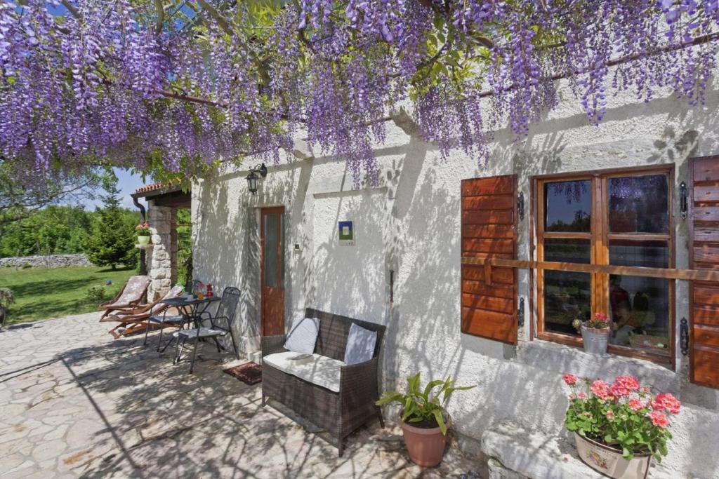 Ogród w obiekcie Marija-Lorena in Gora Glušići - Haus für 4 Personen