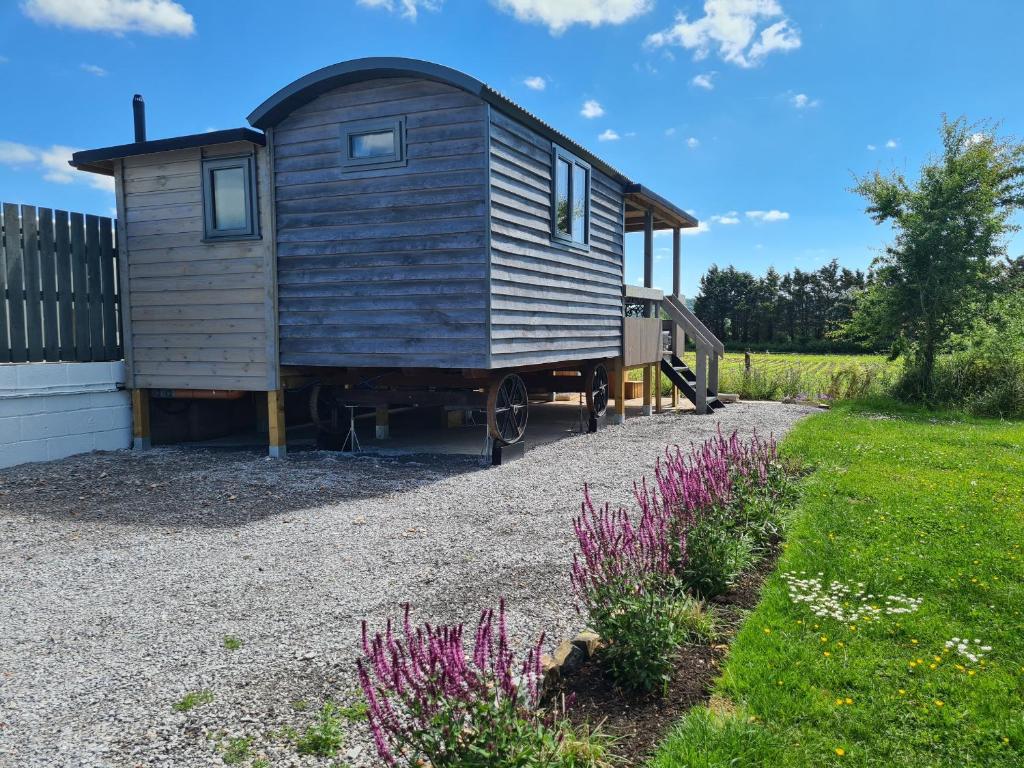 una casita en un remolque en un patio en Thornhills Lodge, en Bridgwater