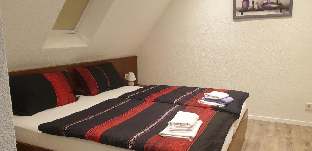 ein Schlafzimmer mit einem Bett mit Handtüchern darauf in der Unterkunft Hotel Stella in Netphen