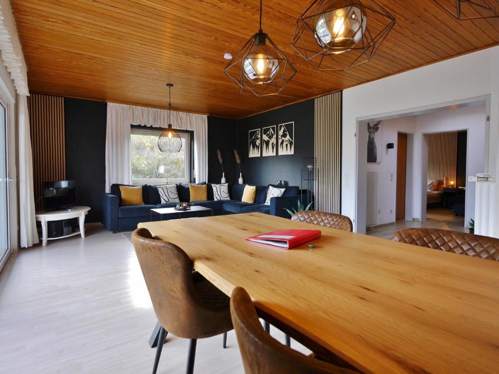 - un salon avec une table en bois et un canapé dans l'établissement Quartier12 "Ski in & Bike out" - Fewo BERG, à Willingen
