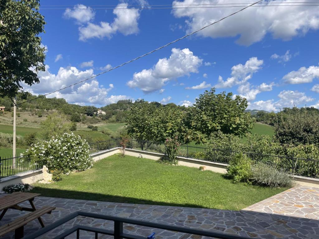uitzicht op een tuin vanaf de patio van een huis bij Cale Verde in Cagli