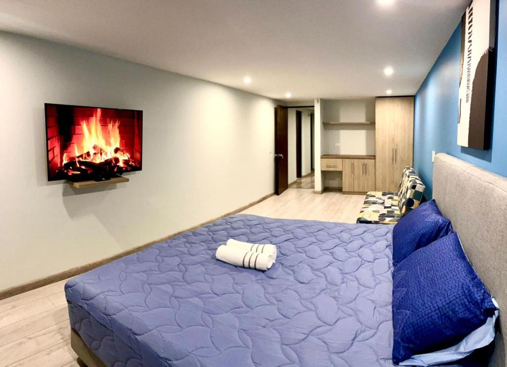 波哥大的住宿－3210 Luxury Room in Bogotá，卧室配有一张床铺,墙上有火炉