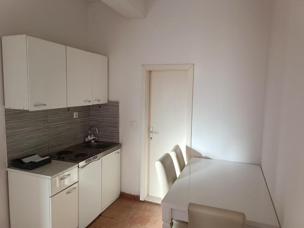 Kuchyňa alebo kuchynka v ubytovaní Opus Two apartment Dubrovnik - Private parking