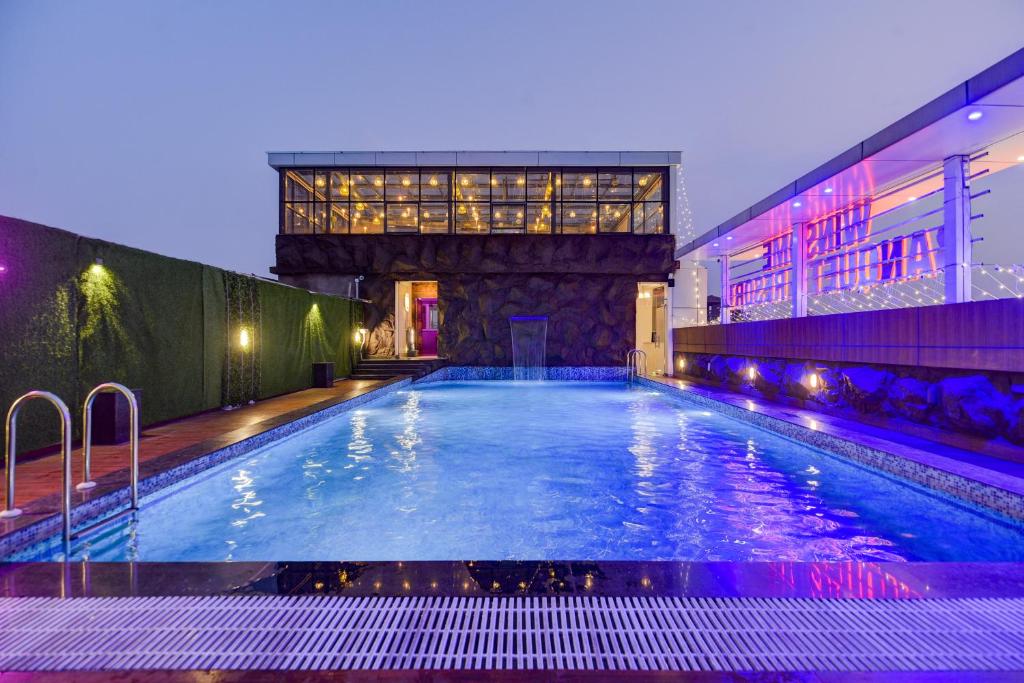 a large swimming pool in the middle of a building at Treebo Trend Winsome Banquet And Resort in Rānchī