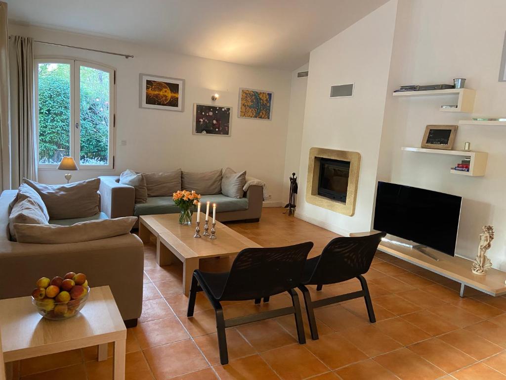 Posedenie v ubytovaní Fayence Villa with private pool