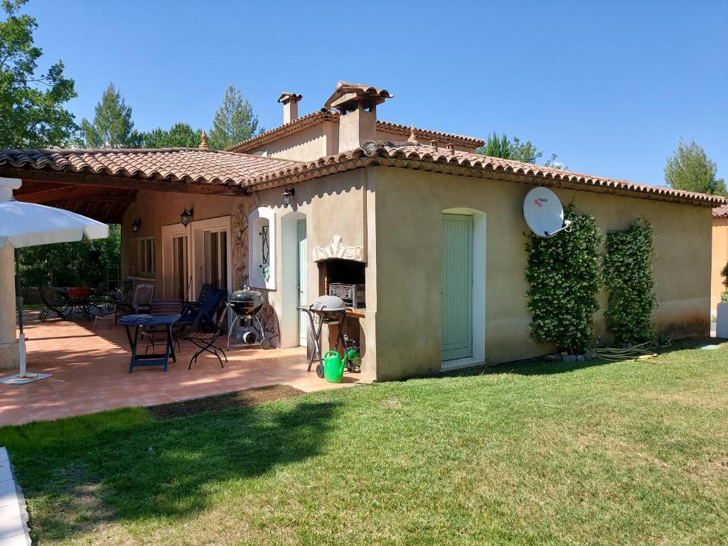 Vonkajšia záhrada v ubytovaní Fayence Villa with private pool