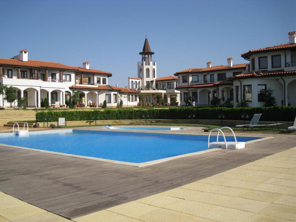 una piscina di fronte ad alcune case di Bell Tower at BlackSeaRama Golf&Villas a Balchik