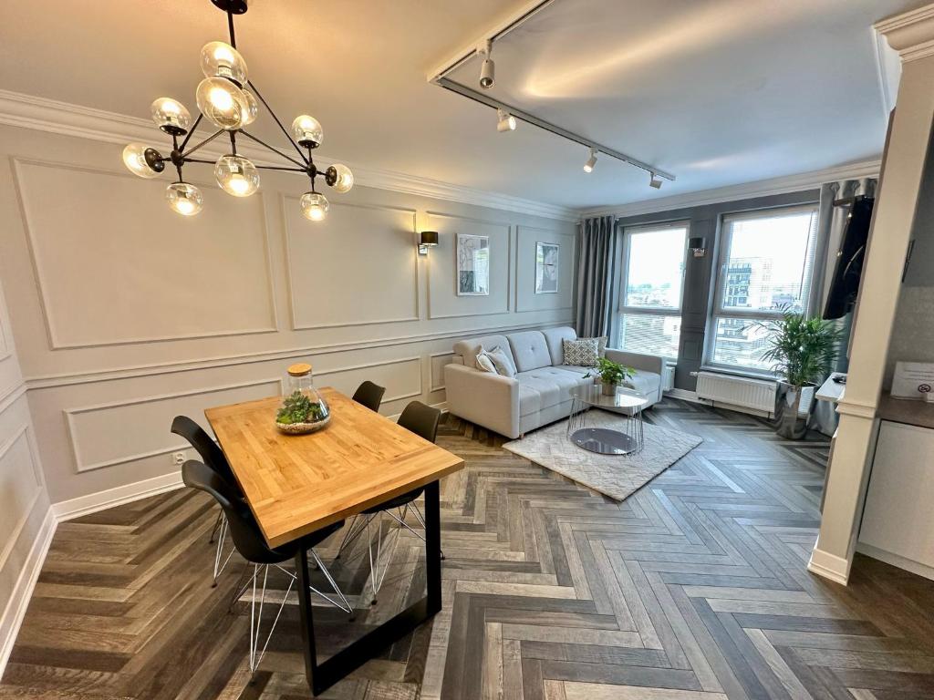 salon ze stołem i kanapą w obiekcie LuxApart Kalisz V.I.P w Kaliszu