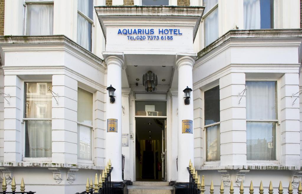 un edificio bianco con un cartello sulla parte anteriore di Aquarius Hotel a Londra