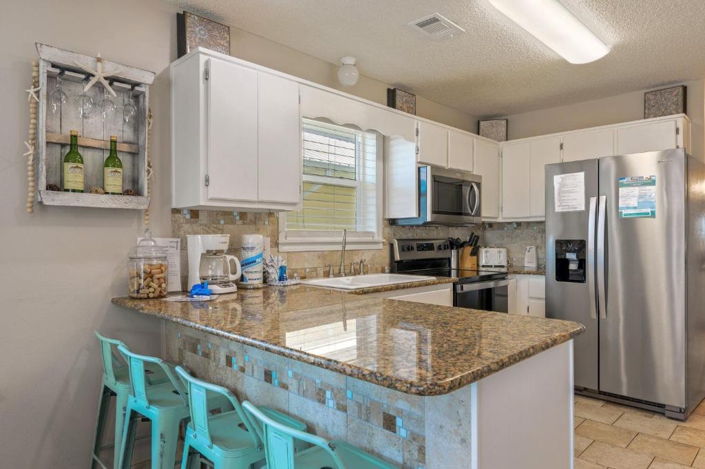 200 yds to private gated beach access- 3BR-2BA- quiet location in the heart of Destin! photo