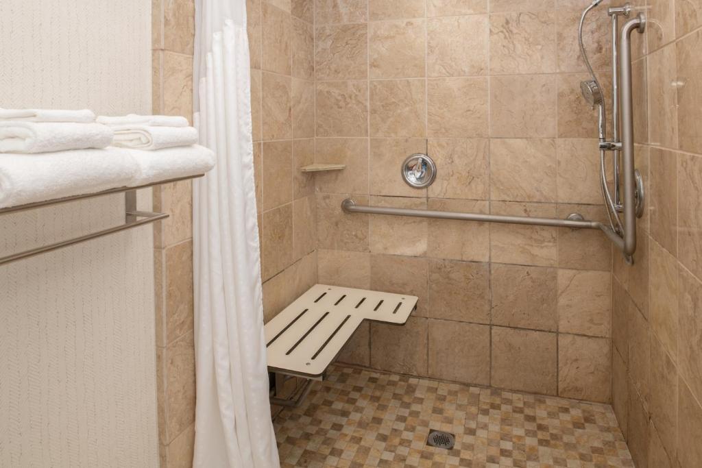 Holiday Inn Portland - Columbia Riverfront, an IHG Hotel - Habitación Estándar Queen Con Dos Camas Queen Y Ducha De Roll-In De Movilidad Accesible