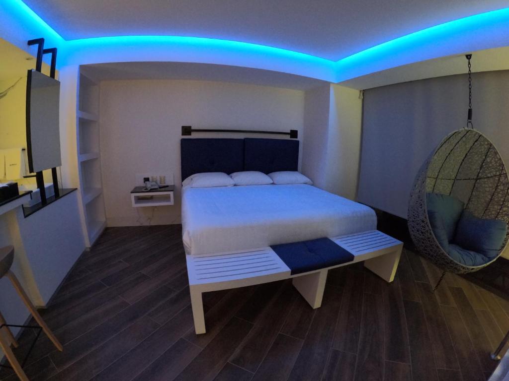 Postel nebo postele na pokoji v ubytování WeEnjoy Hotels Grand Prix Aeropuerto CDMX